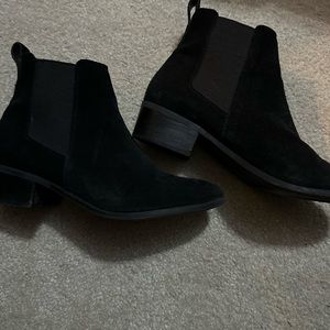 Comfy suede black booties